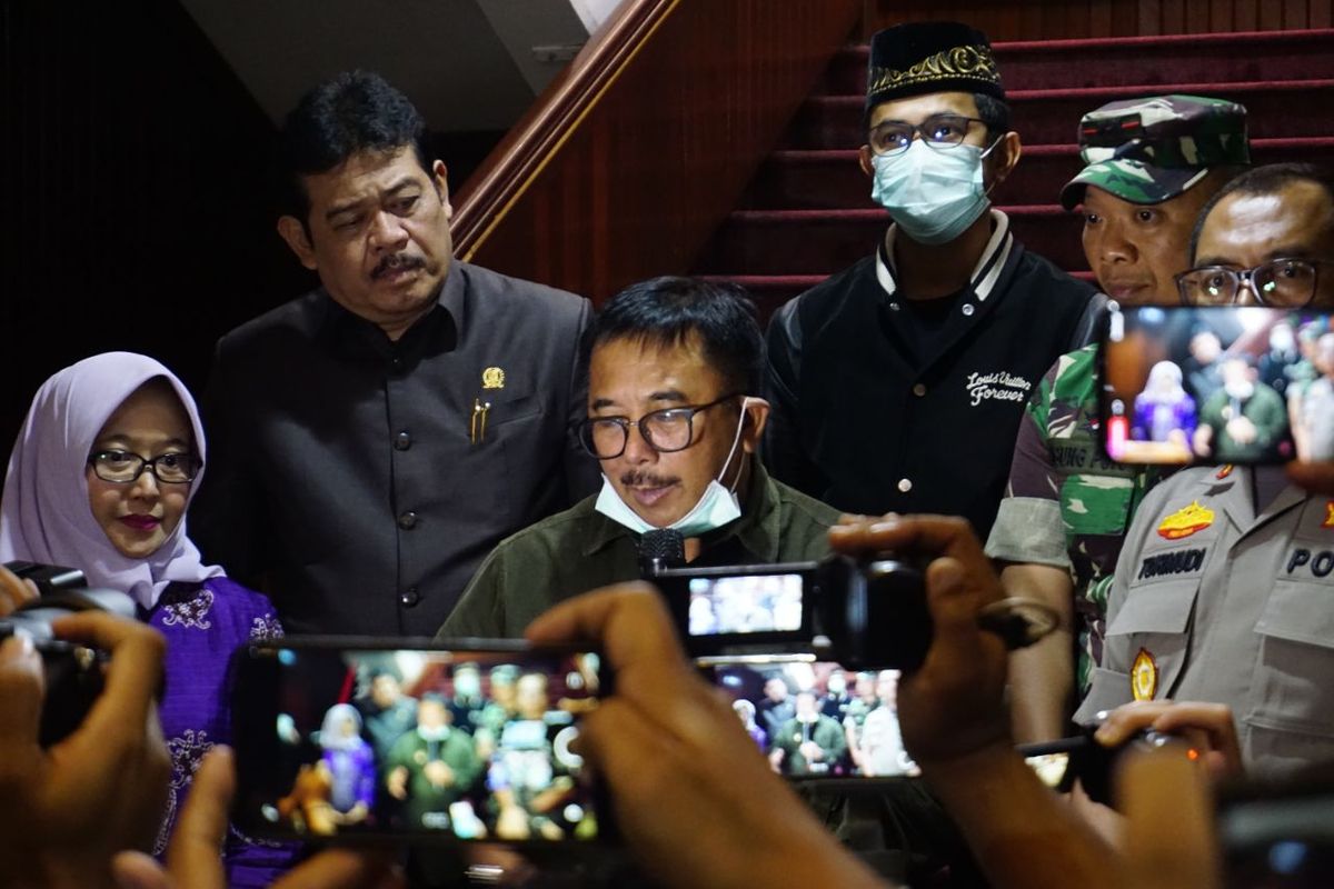 Wali Kota Balikpapan, Rizal Effendy (tengah) didampingi unsur Forkopinda saat diwawancara awak media di Balikapapan, Jumat (20/3/2020).  