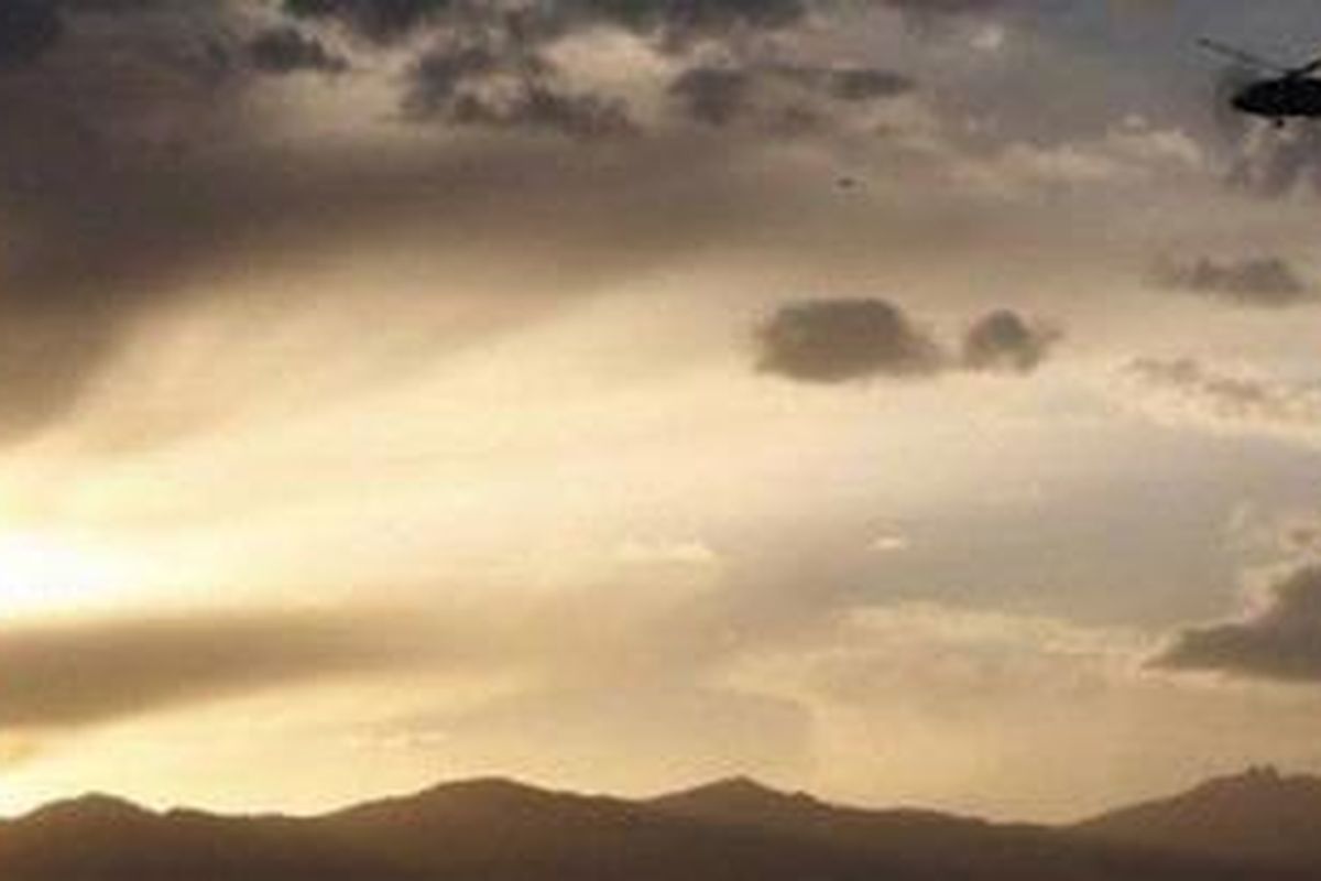 Sebuah helikopter NATO tengah terbang di wilayah udara Afganistan. Operasi militer NATO di Afganistan sangat tergantung transportasi udara, sehingga kecelakaan helikopter menjadi hal yang biasa.