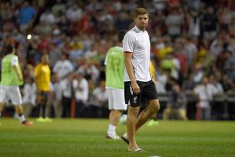 Kapten Liverpool, Steven Gerrard, berjalan di lapangan pada paruh pertama pertandingan persahabatan melawan AS Roma, di Fenway Park, Boston, 23 Juli 2014.
