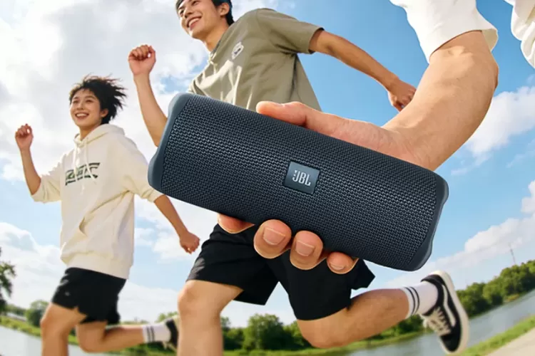 Ilustrasi menggenggam speaker JBL Flip Essential 3 SE dengan satu telapak tangan orang dewasa. Bodinya yang kini dirancang lebih ringkas dan ringan memudahkan pengguna untuk membawa perangkat selama aktivitas harian.