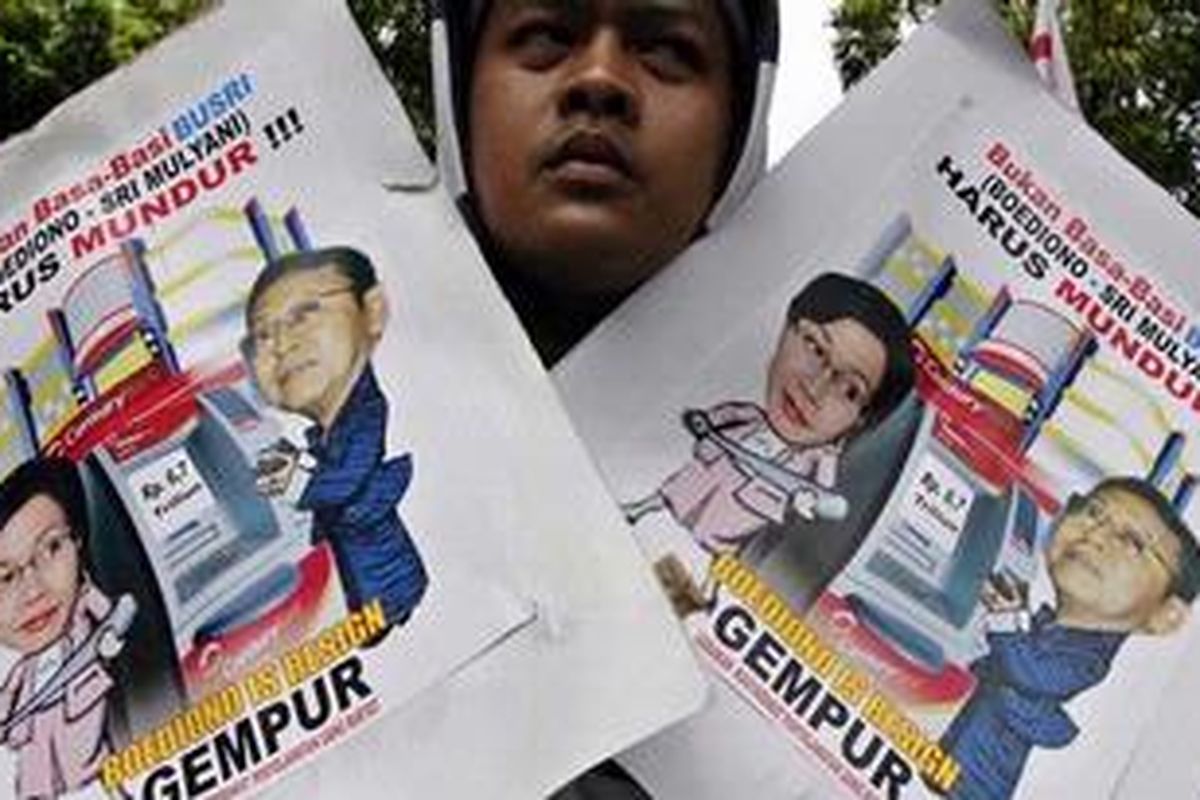 Aksi menuntut mundur Wakil Presiden, Boediono dan Menteri Keuangan, Sri Mulyani di depan Istana Wakil Presiden, Jalan Merdeka Selatan, Jakarta Pusat, Rabu (2/12). Mereka mendesak kedua tokoh tersebut mundur dari jabatan karena diduga terlibat skandal Bank Century. 