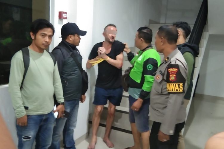 DAAH (50), pria berkewarganegaraan Inggris usai ditangkap polisi karena nekat mencuri truk di Jalan Raya Kerobokan, Kuta Utara, Badung, Bali, pada Minggu (9/6/2024)