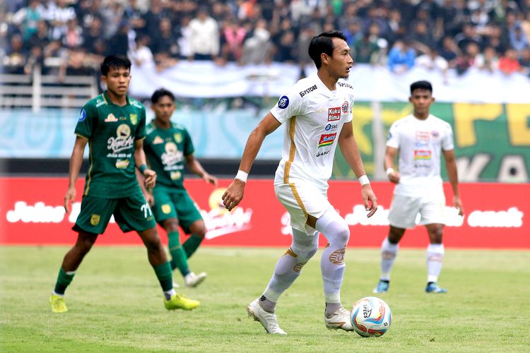 Pemain Persija Jakarta Hansamu Yama membawa bola saat laga pekan ke-22 Liga 1 2023-2024 melawan Persebaya Surabaya yang berakhir dengan skor 1-1 di Stadion Gelora Bung Tomo Surabaya, Jawa Timur, Sabtu (9/12/2023) sore.