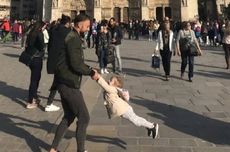 Viral, Foto "Ayah dan Anak" Ini Diambil Sebelum Kebakaran Notre Dame Terjadi