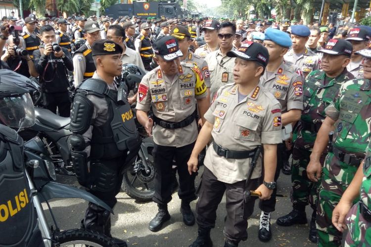 Kapolri Jenderal Tito Karnavian saat melakukan pengecekan anggota saat apel pengamanan Pemilu 2019 di kawasan BNR, Bogor, Jawa Barat, Rabu (10/4/2019).