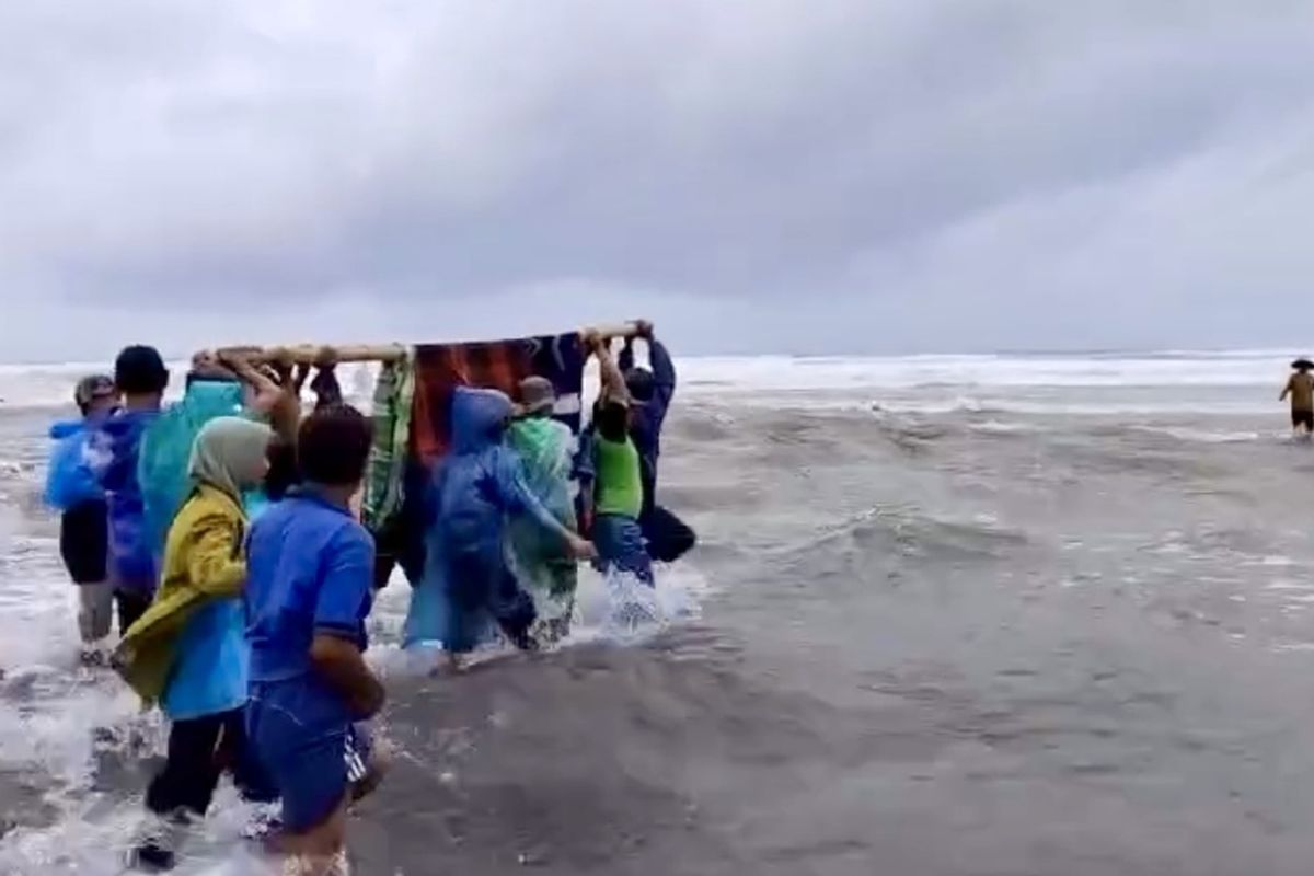 SEBERANGI SUNGAI - Bidik layar video warga Pekon Way Tiyas, Kabupaten Pesisir Barat menandu pasien menyeberangi muara sungai untuk mencapai puskesmas di Kecamatan Bengkunat, Rabu (4/12/2024).