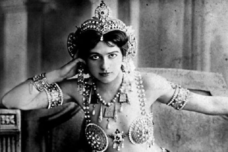 Mata Hari saat berpose di Paris