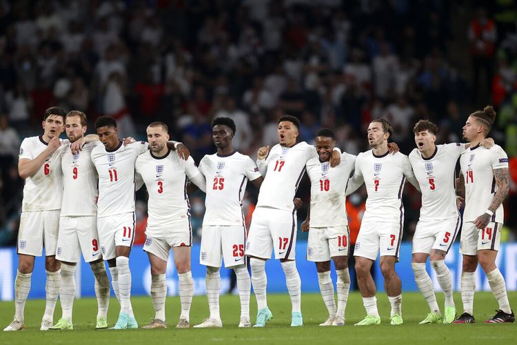 Reaksi pemain Inggris saat adu penalti di penghujung pertandingan final Euro 2020 antara Inggris dan Italia di stadion Wembley, London, Minggu, 11 Juli 2021. Italia mengalahkan Inggris 3-2 dalam adu penalti setelah pertandingan berakhir di hasil imbang 1-1.
