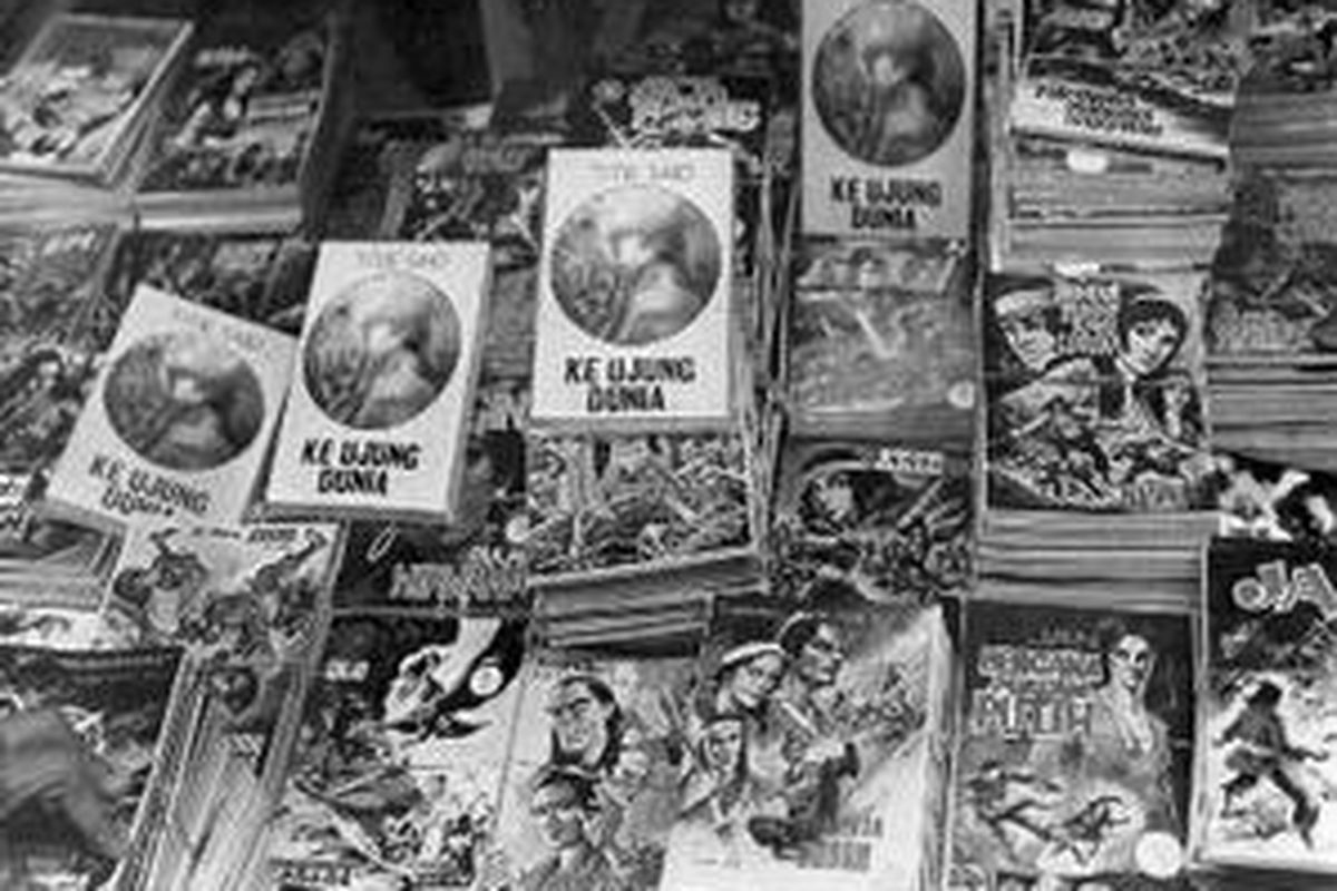 Buku-buku komik di sebauh kios