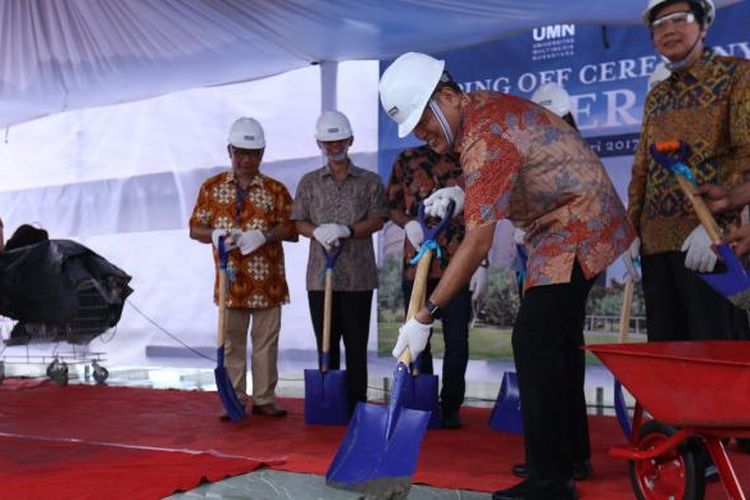 CEO Kompas Gramedia Lilik Oetama saat topping off Tower 3 Universitas Multimedia Nusantara (UMN) di Tangerang, Jumat (27/1/2017). Gedung dengan konsep hemat energi ini akan diresmikan secara keseluruhan bangunan pada Agustus mendatang.