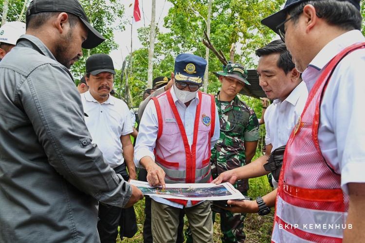 Menteri Perhubungan (Menhub) Budi Karya Sumadi bersama arsitek saat meninjau lokasi yang nantinya akan dibangun Bandara VVIP di IKN pada, Selasa (03/10/2023).