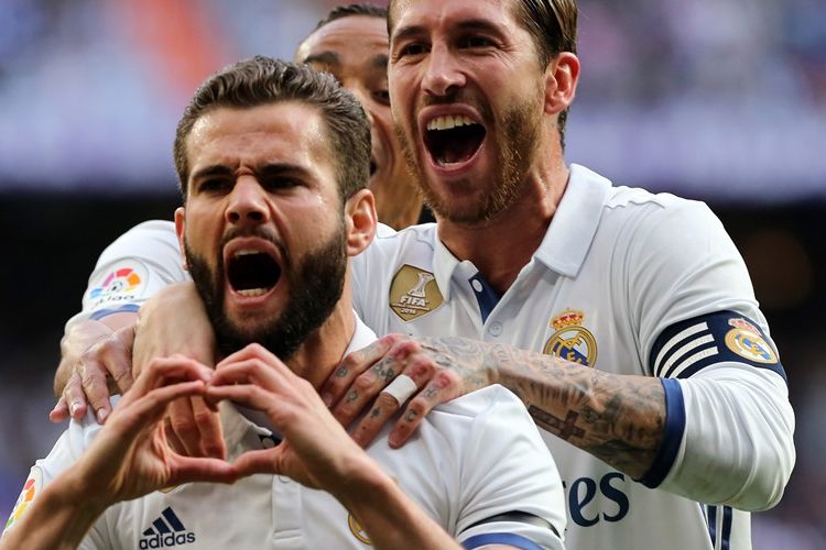 Bek Real Madrid, Nacho Fernandez (kiri), merayakan golnya seusai membobol Sevilla pada 14 Mei 2017.  
