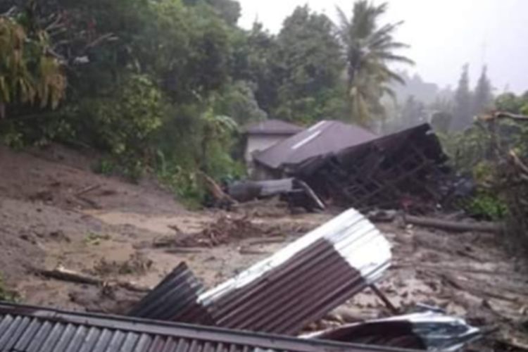Longsor terjadi di Tanah Datar, Sumatera Barat yang menyebabkan dua warga hilang dan empat rumah rusak berat, Minggu (5/4/2020)