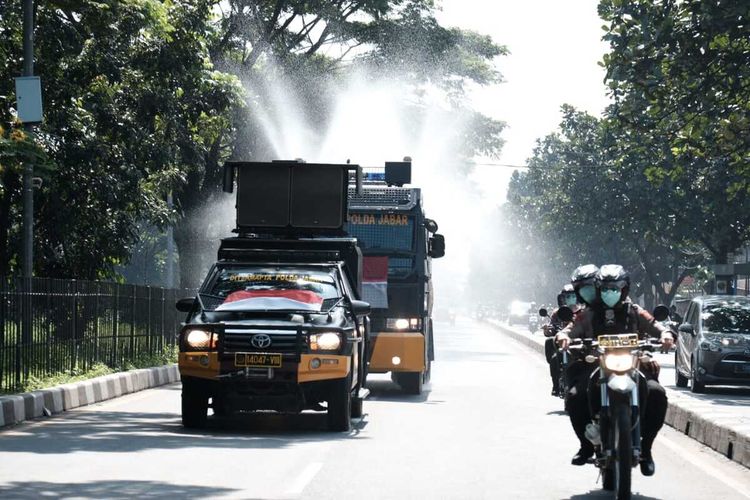 kendaraan taktis (rantis) yaitu Armoured Water Canon (AWC) tengah menyemprotkan disinfektan di Jalan Soekarno Hatta, Selasa (31/4/2020) pagi.