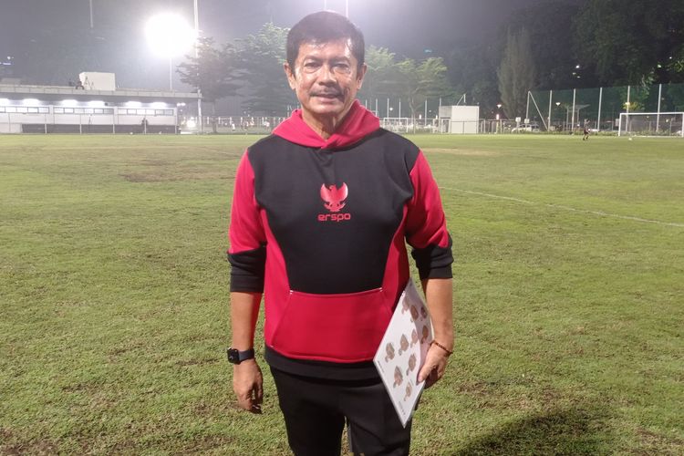 Indra Sjafri memimpin latihan terakhir timnas U20 Indonesia di Lapangan ABC, Komplek Gelora Bung Karno (GBK), Kamis (4/4/2024) malam WIB.
