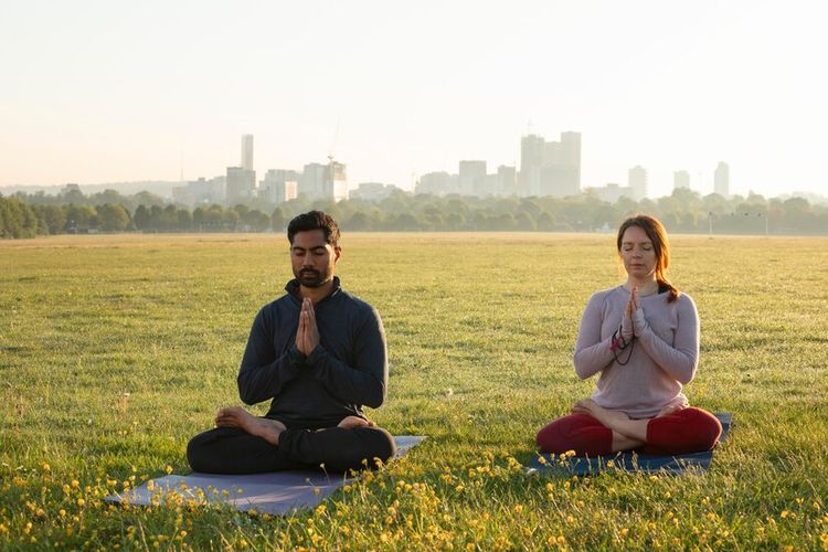 Ilustrasi dua orang yang sedang meditasi olhe freepik.com