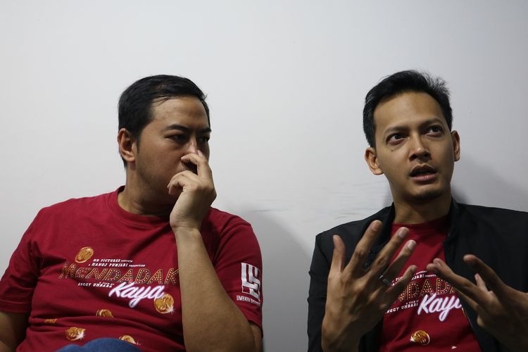 Artis peran Pandji Pragiwaksono (kiri) dan Fedi Nuril berkunjung ke redaksi Kompas.com di Menara Kompas, Palmerah Selatan, Jakarta Pusat, Jumat (21/6/2019) dalam rangka promo film Mendadak Kaya.