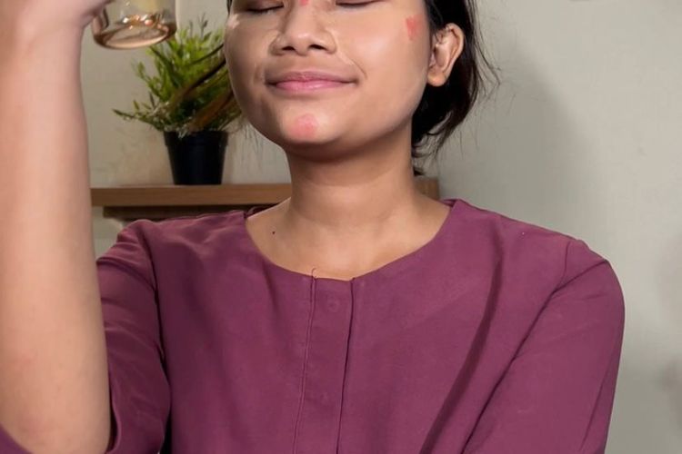 Model yang sedang melakukan step pada tahapan makeup sederhana, Jakarta Barat, Kamis (07/03/2024).