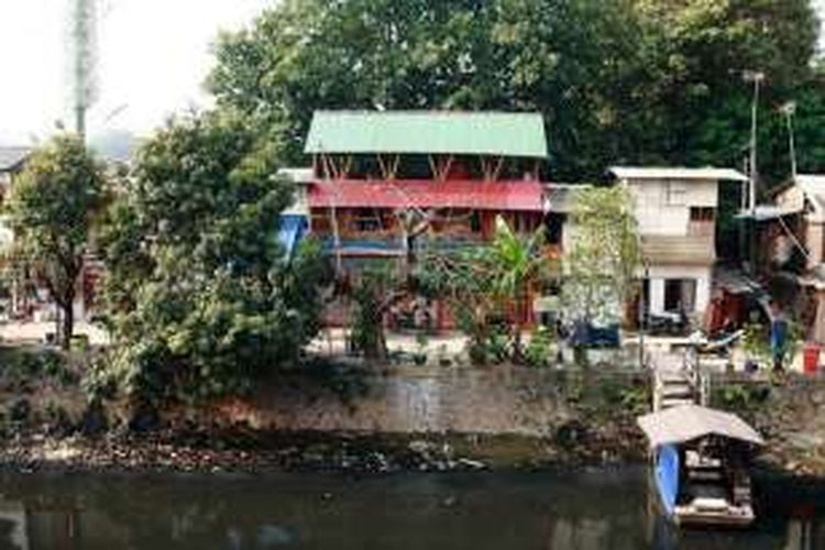 Bagian rumah contoh Kampung Tongkol yang menghadap sungai.