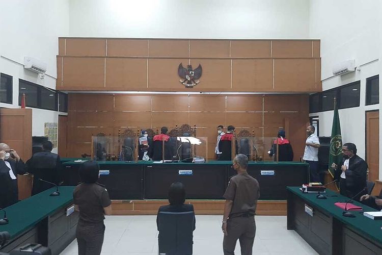 Detik-detik sebelum Nikita Mirzani menjatuhkan mic dan membuang map berisikan hasil pemeriksaan kesehatan usai hakim menutup persidangan di PN Serang