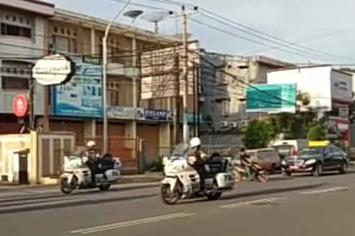 potongan video viral pemotor yang menggunakan knalpot brong memotong jalan tepat di depan mobil presiden usai melakukan kunjungan kerja di Pasar Terong Makassar