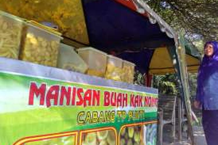 Pembeli sedang membeli manisan di Teupin Punti, Aceh Utara, Jumat (8/4/2016).