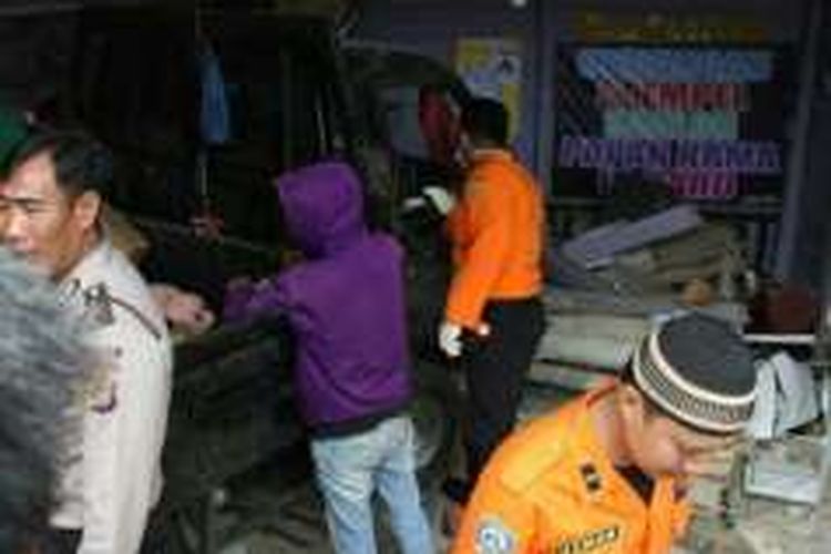 Mobil pick up menabrak satu kios warga di Jalan Pieere Tendean, Kendari. Empat penumpang mobil luka berat dirawat di RS Bahteramas Kendari. Foto SAR Kendari