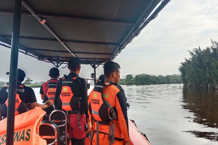 Basarnas Palembang melakukan penyisiran di perairan Sugihan, Desa Nusantara, Kecamatan Muara Sugihan, Kabupaten Banyuasin, untuk mencari Anto (35) pengemudi perahu getek yang hilang usai diterpa angin kencang.