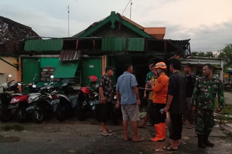 Kondisi kerusakan rumah warga di Kabupaten Bojonegoro, Jawa Timur akibat diterjang angin kencang dan hujan deras, Sabtu (7/1/2023).