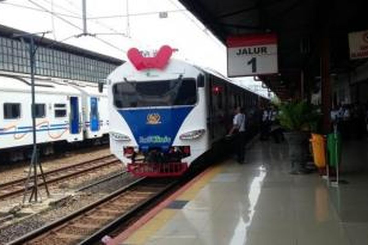 Direktur Utama PT Kereta Api Indonesia (KAI), Edi Sukmoro meresmikan kereta kesehatan pertama di Indonesia di Stasiun Pasar Senen, Jakarta, Sabtu (12/12/2015). 