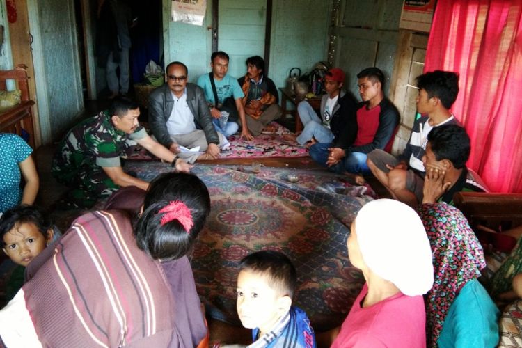 Aparat Polsek Cililin dan Koramil Cililin saat mendamping keluarga korban kebakaran pabrik petasan di Kampung Cisitu RW 09 Desa Batulayang, Kecamatan Cililin, Kabupaten Bandung Barat, Jumat (27/10/2017).