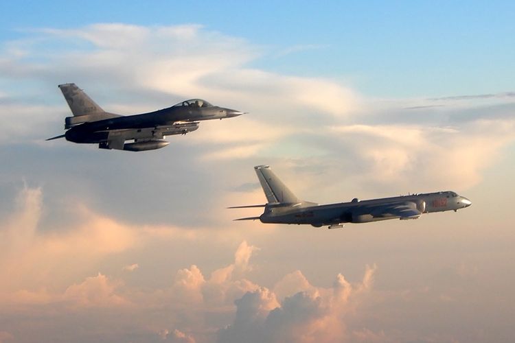 Foto yang dirilis Kementerian Pertahanan Taiwan tertanggal 25 Mei 2018, menunjukkan dua pesawat milik Angkatan Udara Taiwan, yakni jet tempur F-16 (kiri) dan pengebom H-6K.
