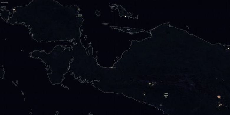 Foto citra satelit malam hari Papua yang dirilis NASA. Wilayah yang luas dan kaya sumber daya alam itu dalam kondisi gelap gulita, kecuali cahaya dari tambang Grasberg milik Freeport.