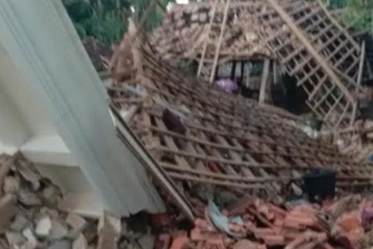 Ledakan yang bersumber dari Bahan Mercon robohkan satu rumah di Sumenep, Selasa (17/4/2023). 