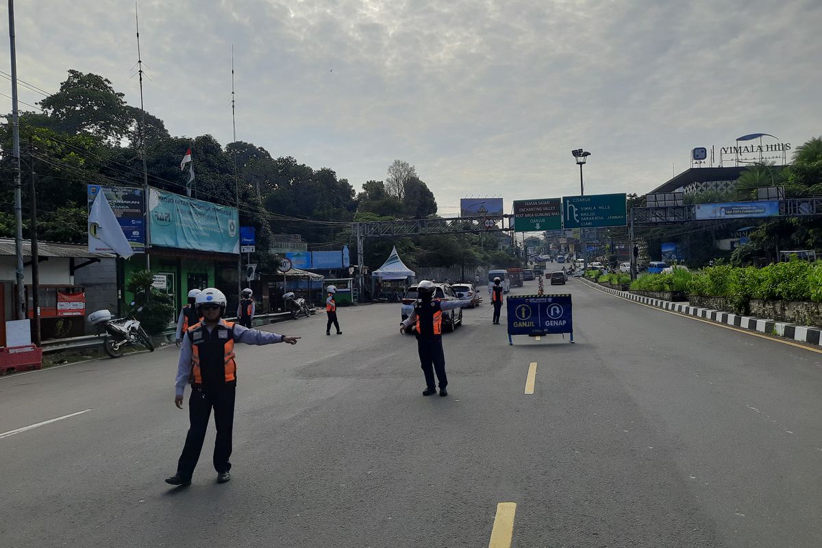 Petugas gabungan menerapkan kebijakan pembatasan lalu lintas dengan sistem ganjil genap diberlakukan di ruas Jalan Raya Puncak, Bogor, Jawa Barat, pada Kamis (29/5/2025).