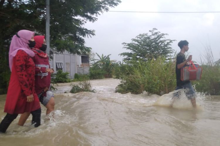 Banjir akibat luapan Kali Lamong masih menggenangi beberapa desa di Kecamatan Benjeng, Gresik, Sabtu (6/11/2021).