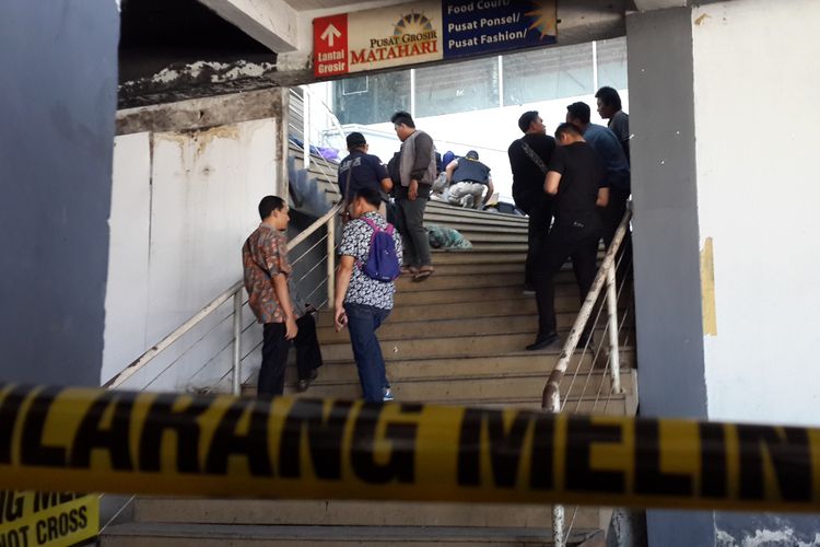 Tim Labfor Polda Jawa Timur saat melakukan olah TKP kasus mutilasi terhadap tubuh wanita di lantai 2 Pasar Besar Kota Malang, Kamis (16/5/2019) 