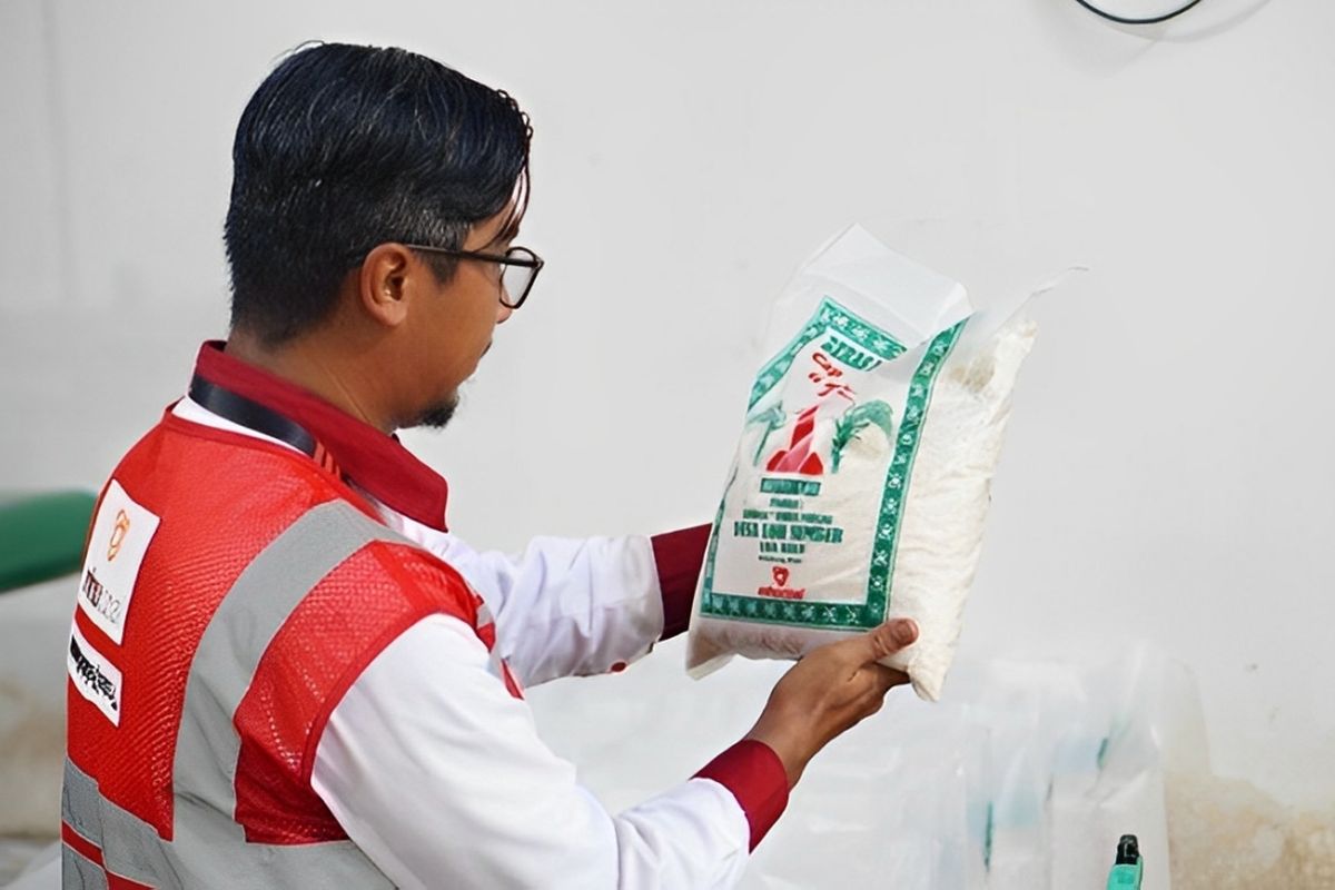Desa Loh Sumber membuktikan bahwa kawasan tambang pun dapat menjadi sumber pangan yang membanggakan. 