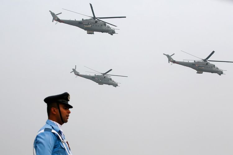 Sejumlah helikopter serang Mi-35 milik India terbang di atas pasukan Angkatan Udara India.