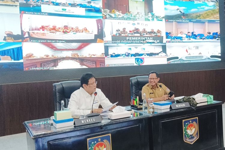 Menkeu Purbaya Yudhi Sadewa bersama Mendagri Tito Karnavian saat rapat pengendalian inflasi daerah di Kantor Kemendagri, Jakarta, Senin (20/10/2025). 