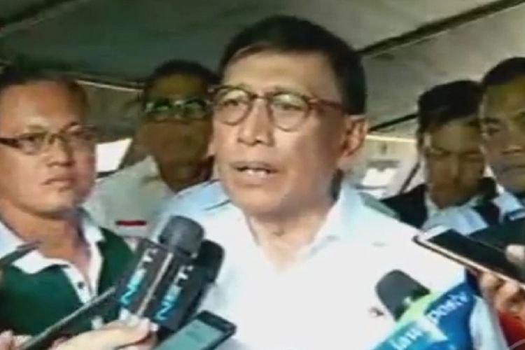 Menteri Koordinator Bidang Politik, Hukum dan Keamanan Wiranto di Palu, Sulawesi Tengah, memimpin rapat koordinasi antara para petugas dan relawan yang terlibat operasi pemulihan pasca-bencana, Kamis (4/10/2018).