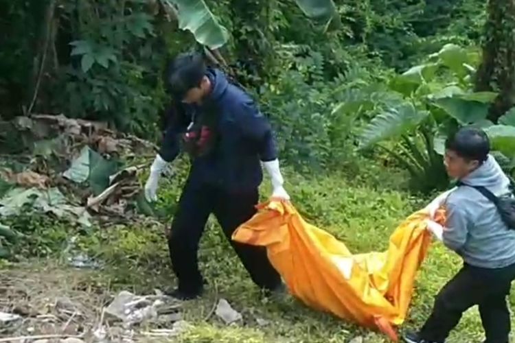 Tim medis mengevakuasi jenazah ke Kamar Jenazah Rumah Sakit Saiful Anwar (RSSA) Malang.