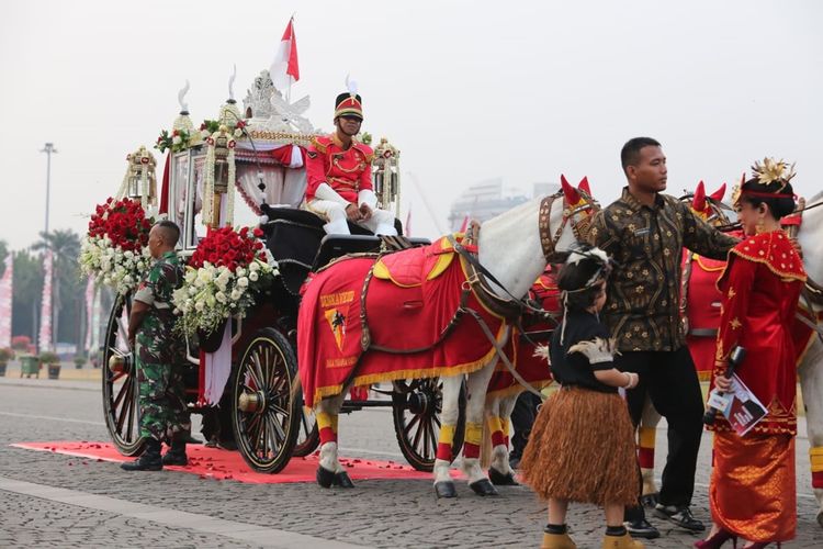 Kereta Kencana Ki Jakaraksa Pembawa Bendera Pusaka ke Istana