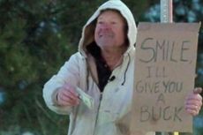 Kisah Pria Misterius Berbagi 1 Dollar AS untuk 1 Senyuman 