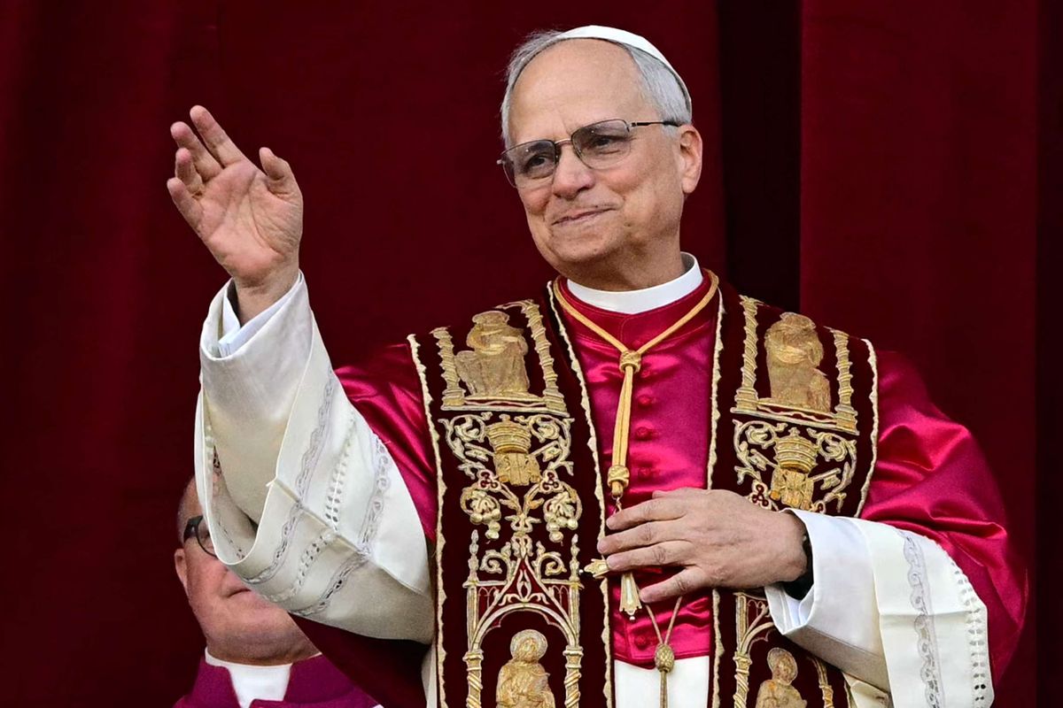 Robert Francis Prevost, yang kini dikenal sebagai Paus Leo XIV, saat diperkenalkan sebagai paus baru terpilih di balkon Basilika Santo Petrus, Vatikan, Kamis (8/5/2025).