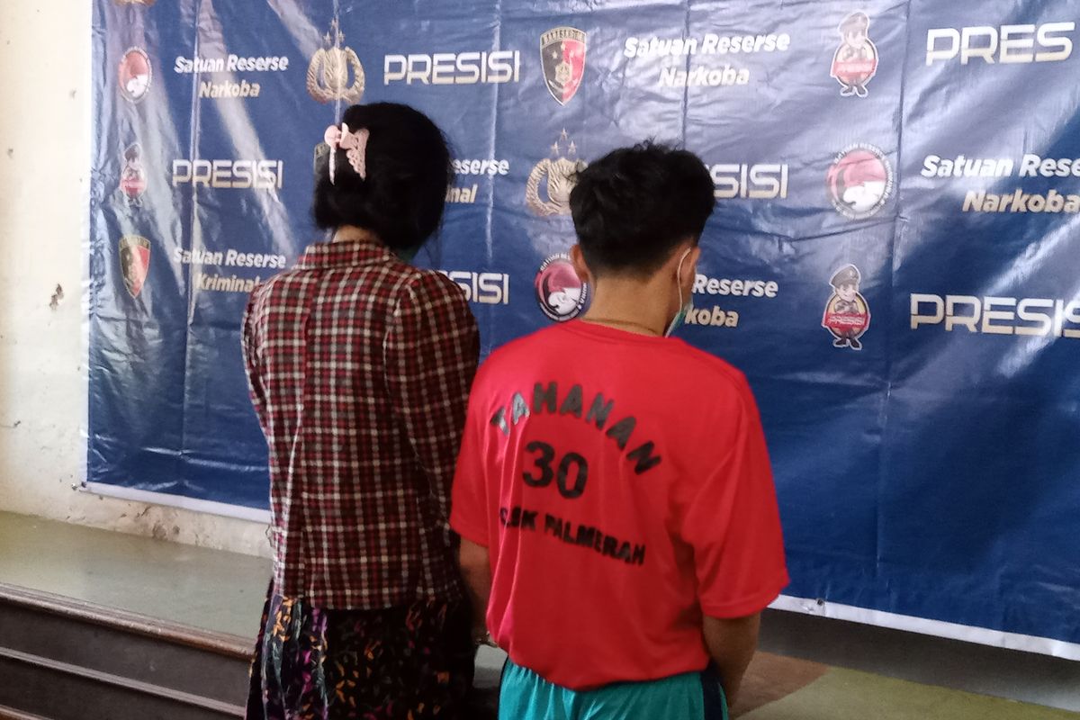 Pasangan suami istri mencuri sepeda motor milik tetangganya di kawasan Palmerah, Jakarta Barat pada Senin (3/7/2023). Kedua pelaku ditampilkan dalam konferensi pers di Mapolsek Palmerah, Selasa (11/7/2023). 