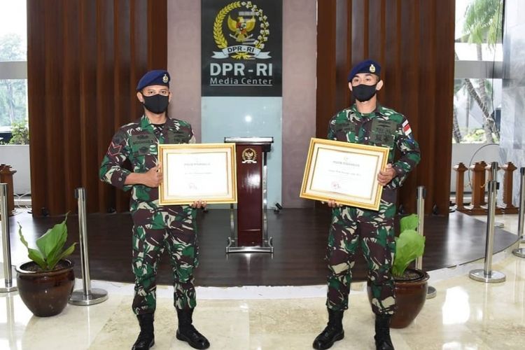 Dua Prajurit TNI Angkatan Laut (AL) Serka Mohammad Sangidun dan Kopda Damianus Luka Hera menerima apresiasi berupa piagam penghargaan dari Ketua MPR RI Bambang Soesatyo di Gedung Nusantara MPR RI, Jakarta, Jumat (5/6/2020).