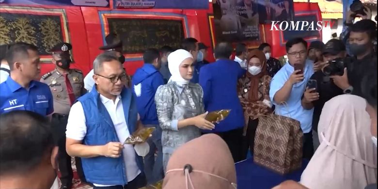 Ketua Umum PAN Zulkifli Hasan dan putrinya, Futri Zulya Savitri di acara pasar murah PAN di Lampung, Sabtu (9/7/2022).