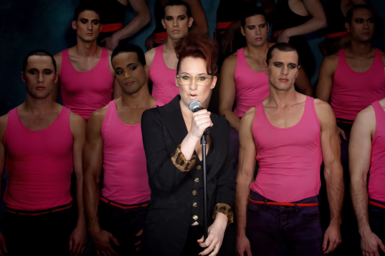 Ingrid Michaelson dalam video klip lagu Girls Chase Boys