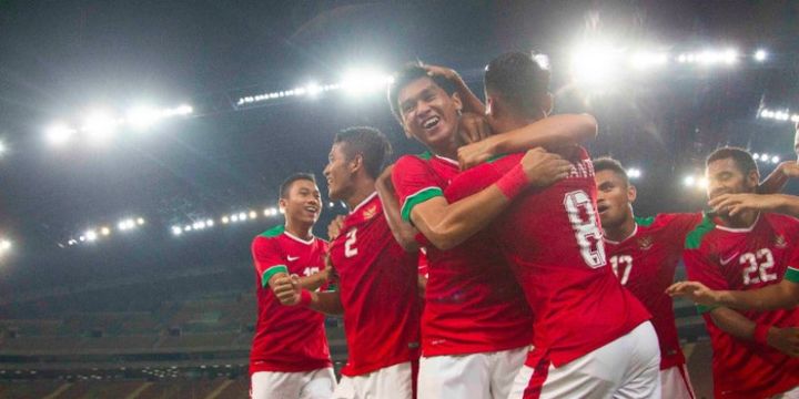 Para pemain timnas U-22 Indonesia merayakan gol yang dicetak Septian David (3 dari kiri) dalam laga SEA Games 2017 kontra Filipina di Stadion Shah Alam, Selangor, Kamis (17/8/2017).